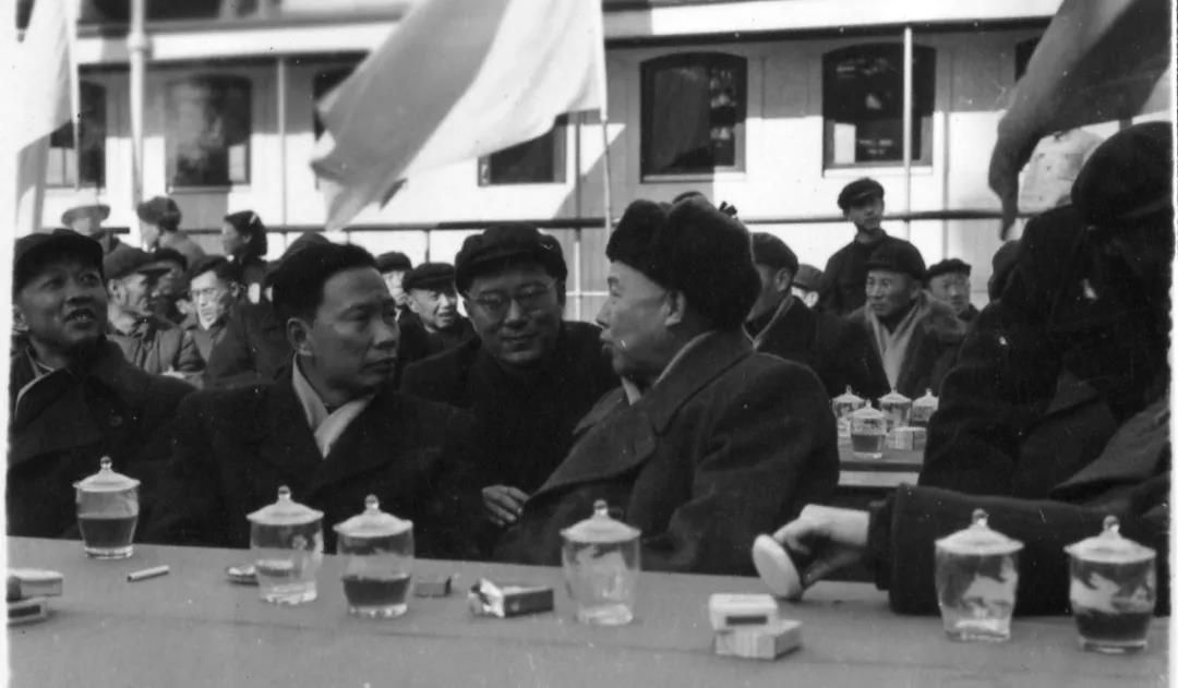 1960年1月18日，南京長江大橋正式開工。（左起惠浴宇、彭敏、彭沖）
